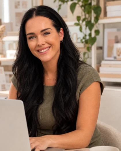 Melissa aan het werk achter de laptop